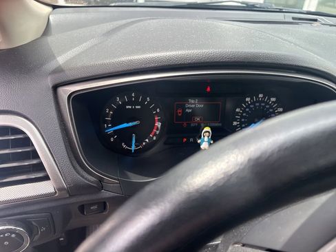 Used 2017 Ford Fusion SE FWD image 11