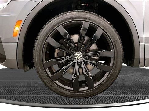 Used 2020 Volkswagen Tiguan SE R-Line image 33