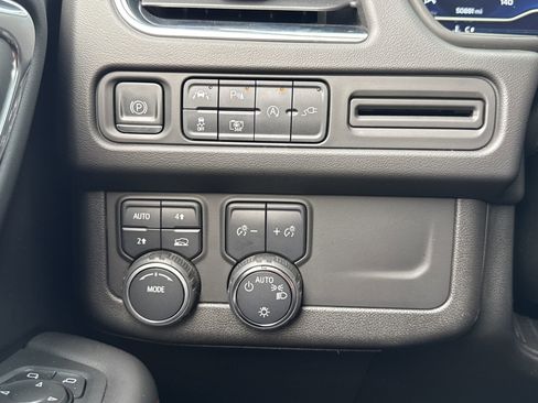 Used 2022 Chevrolet Suburban RST w/ Luxury Package image 15