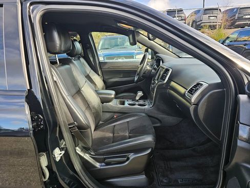 Used 2017 Jeep Grand Cherokee Altitude image 12
