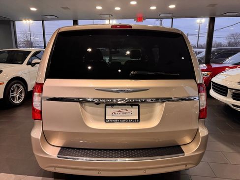 Used 2014 Chrysler Town & Country Touring-L w/ Driver Convenience Group image 4