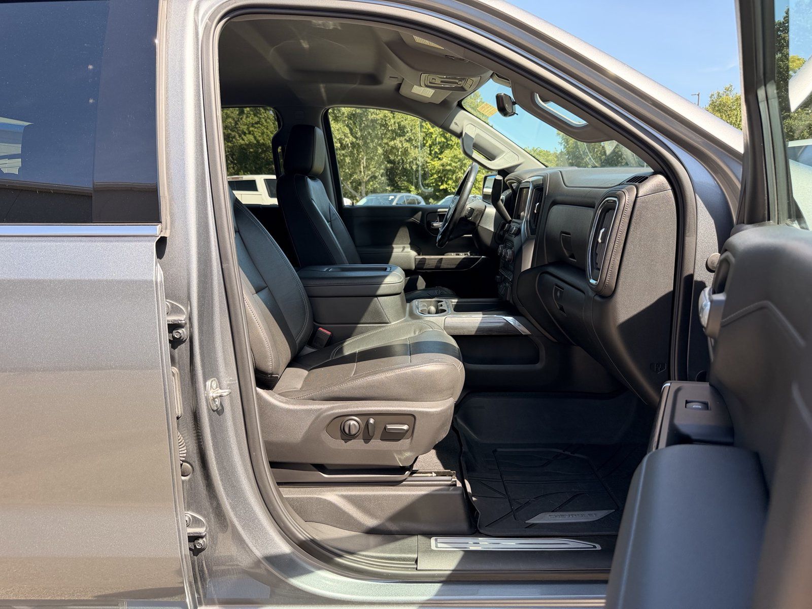 Used 2019 Chevrolet Silverado 1500 LTZ w/ LTZ Plus Package AWD/4WD image 35