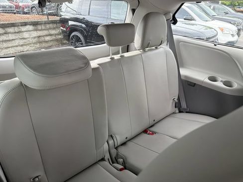Used 2014 Toyota Sienna XLE FWD image 18