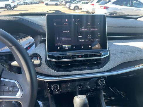 Used 2023 Jeep Compass Latitude image 17