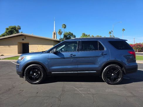 Used 2018 Ford Explorer XLT image 3