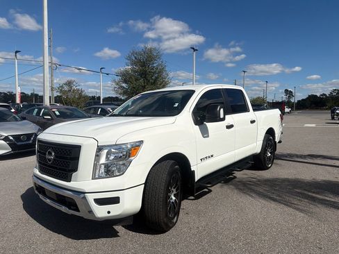 Used 2024 Nissan Titan SV w/ SV Convenience Package image 3