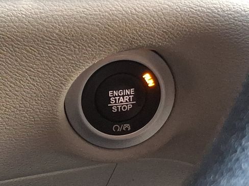 Used 2020 Chrysler Voyager L image 22