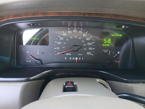 Used 1999 Lincoln Town Car Executive RWD image 17