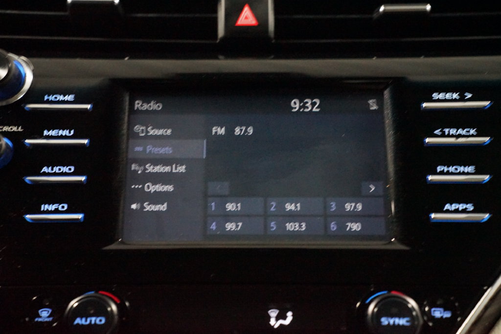 Certified 2018 Toyota Camry XLE FWD image 17