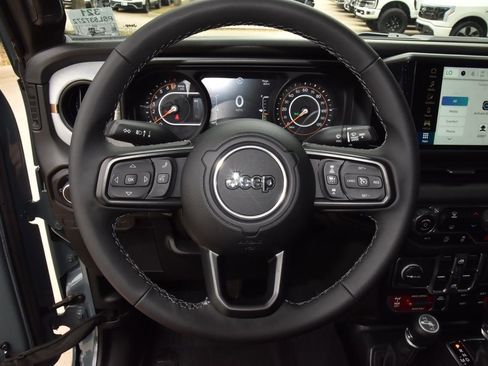 Used 2025 Jeep Gladiator Sport AWD/4WD image 23