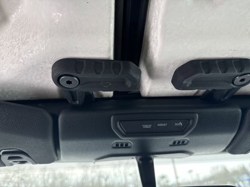 Used 2023 Jeep Gladiator Sport image 27