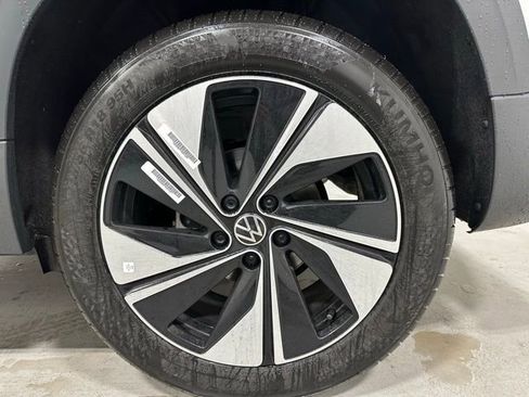 New 2026 Volkswagen Taos SE image 22