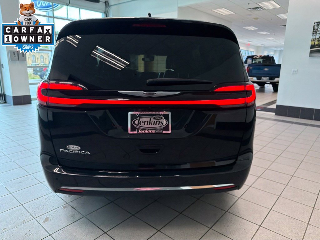 Used 2025 Chrysler Pacifica Select FWD image 15