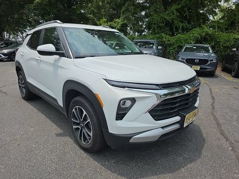 Used 2025 Chevrolet TrailBlazer LT AWD/4WD image 3