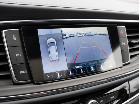 Used 2021 Buick Enclave Essence image 4