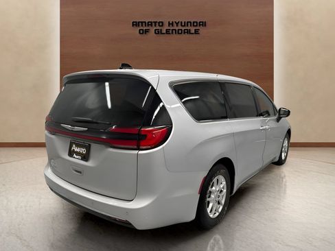 Used 2023 Chrysler Pacifica Touring-L FWD image 6