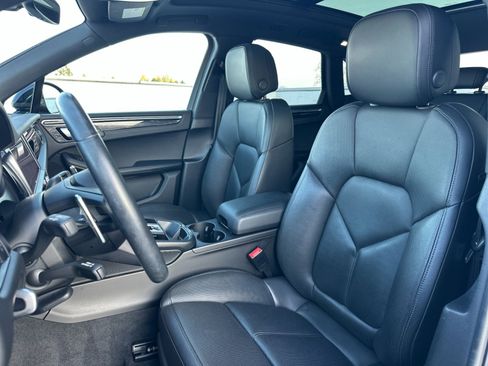 Certified 2022 Porsche Macan image 5