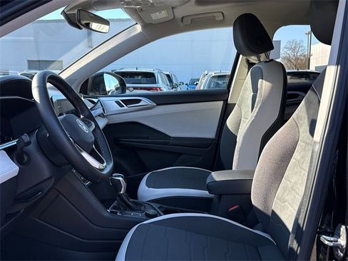 Certified 2025 Volkswagen Taos SE w/ Panoramic Sunroof Package image 10