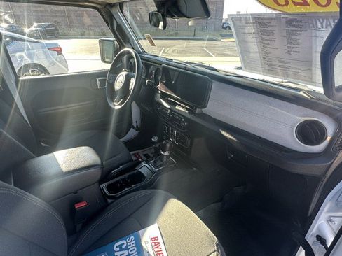 Used 2025 Jeep Gladiator Sport image 6
