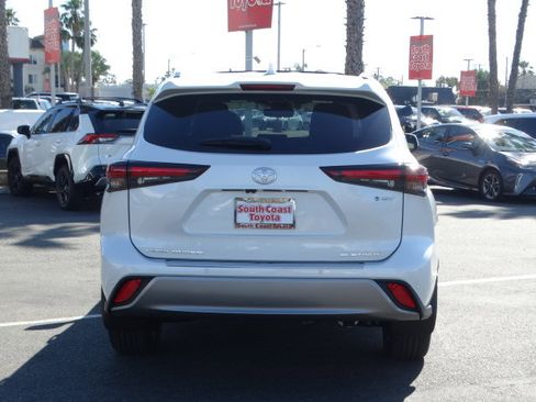 New 2026 Toyota Highlander Platinum image 6