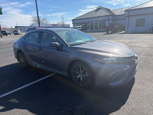 Used 2022 Toyota Camry SE image 1