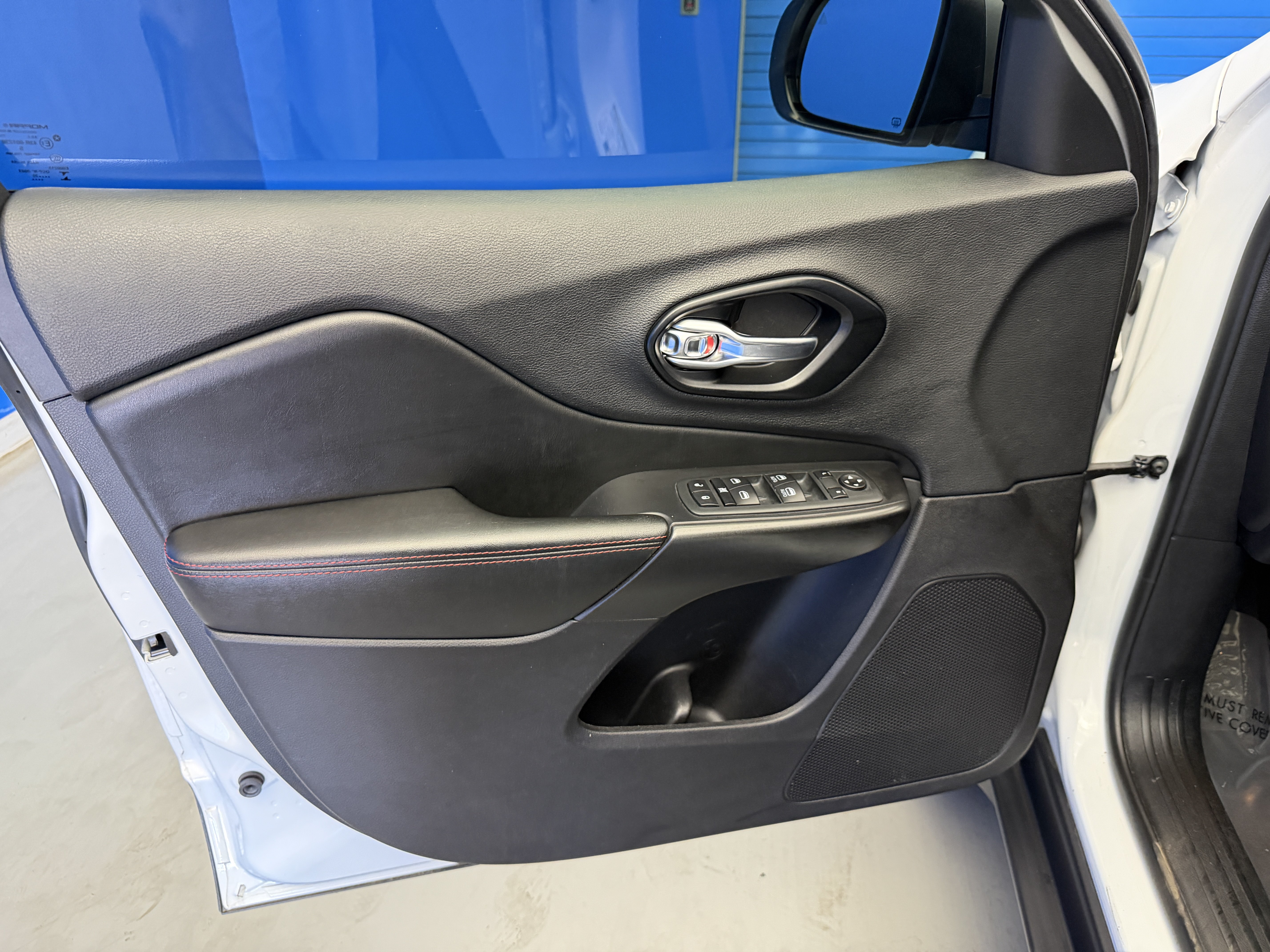Used 2020 Jeep Cherokee Trailhawk w/ Comfort/Convenience Group AWD/4WD image 9