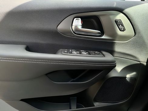 New 2026 Chrysler Pacifica Select image 26