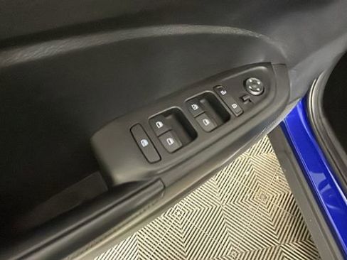 Used 2023 Hyundai Venue Limited FWD image 11
