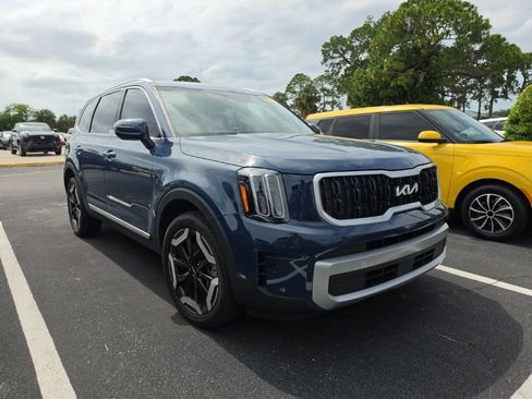 Certified 2023 Kia Telluride EX w/ EX Captain's Chair Package FWD image 3
