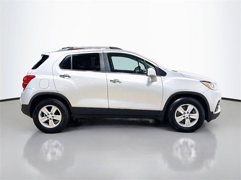 Used 2018 Chevrolet Trax LT w/ LT Convenience Package image 10