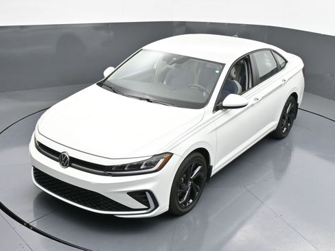 Used 2025 Volkswagen Jetta SE w/ Black Wheel Package image 30