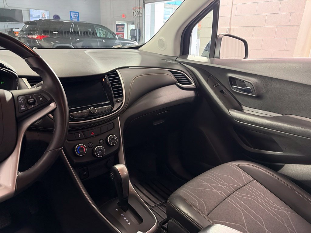 Used 2019 Chevrolet Trax LT w/ LT Convenience Package FWD image 25