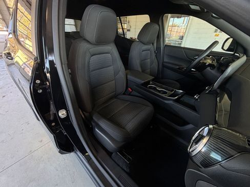 Used 2025 Chevrolet Equinox LT image 40