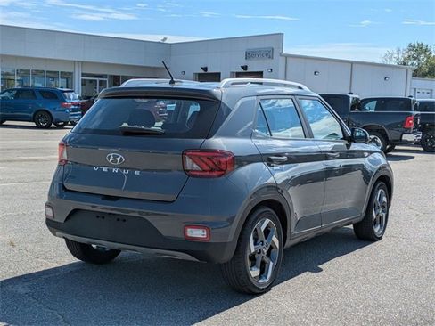 Used 2024 Hyundai Venue SEL image 3