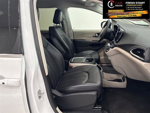 Used 2024 Chrysler Pacifica Limited FWD image 79