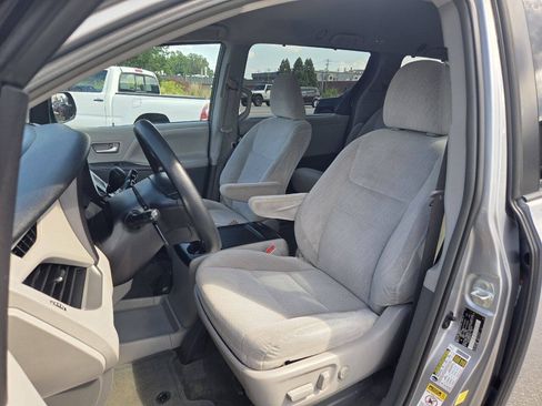 Used 2017 Toyota Sienna LE FWD image 7