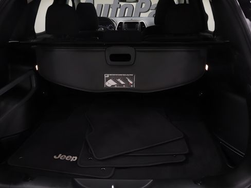 Used 2018 Jeep Cherokee Latitude w/ Safety Group AWD/4WD image 12