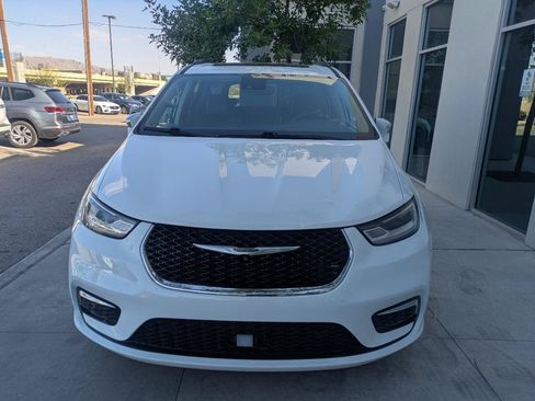 Used 2022 Chrysler Pacifica Limited FWD image 2