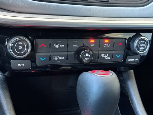 Used 2025 Jeep Compass Limited image 21