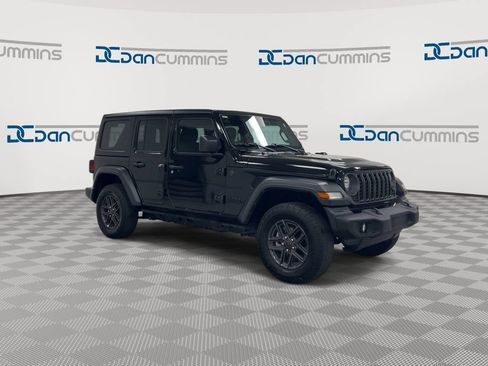 Used 2025 Jeep Wrangler Unlimited Sport AWD/4WD image 2