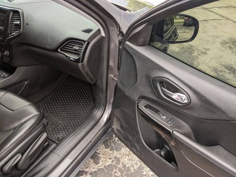 Used 2019 Jeep Cherokee Latitude Plus AWD/4WD image 13