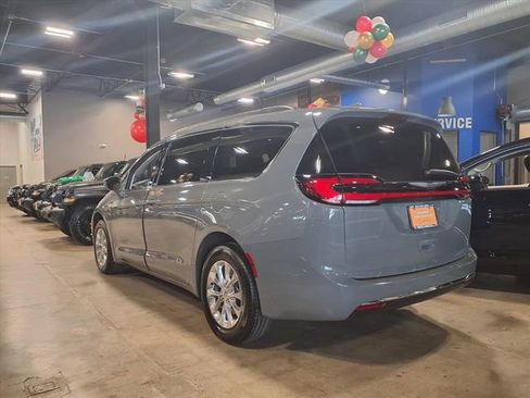 Used 2022 Chrysler Pacifica Touring-L image 5