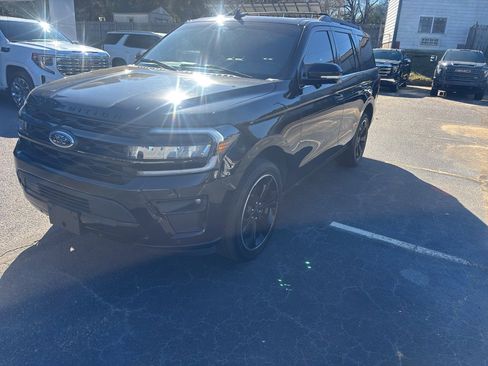 Used 2023 Ford Expedition Limited image 2