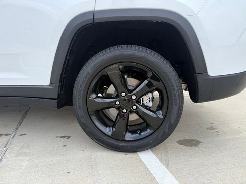 Used 2023 Jeep Grand Cherokee Limited w/ Black Appearance Package AWD/4WD image 10