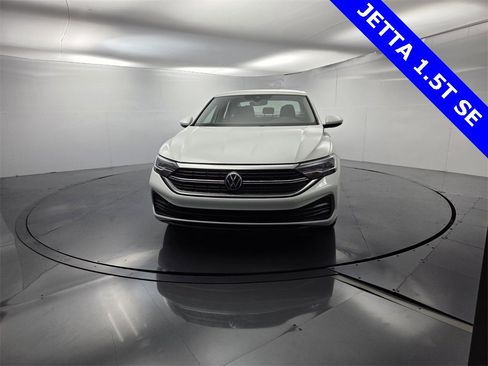 Used 2023 Volkswagen Jetta SE image 3
