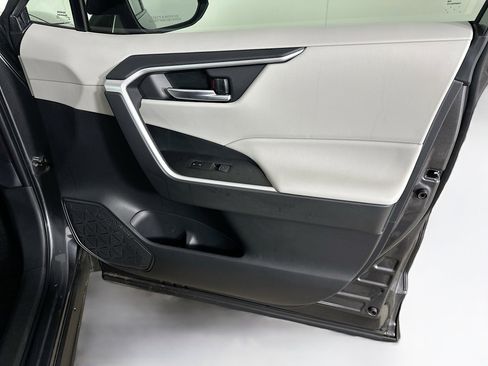 Used 2025 Toyota RAV4 XLE Premium image 32