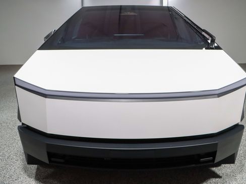 Used 2024 Tesla Cybertruck AWD Crew Cab image 4