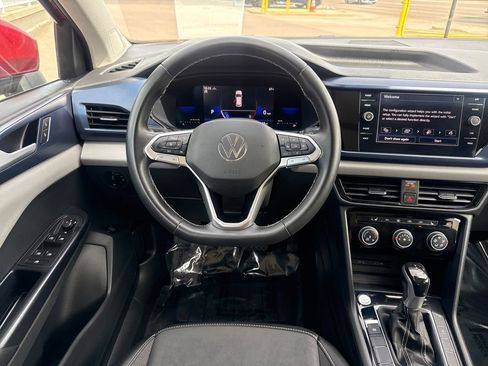 Used 2023 Volkswagen Taos SE w/ Panoramic Sunroof Package image 13