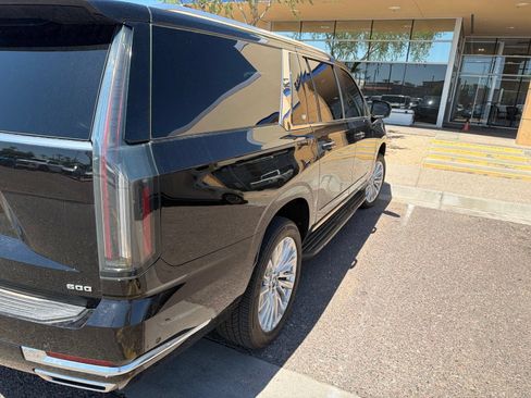 Used 2025 Cadillac Escalade ESV Premium Luxury w/ LPO, Floor Liner Package AWD/4WD image 4