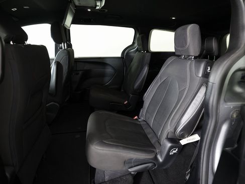 Used 2018 Chrysler Pacifica Touring Plus w/ S Appearance Package image 18